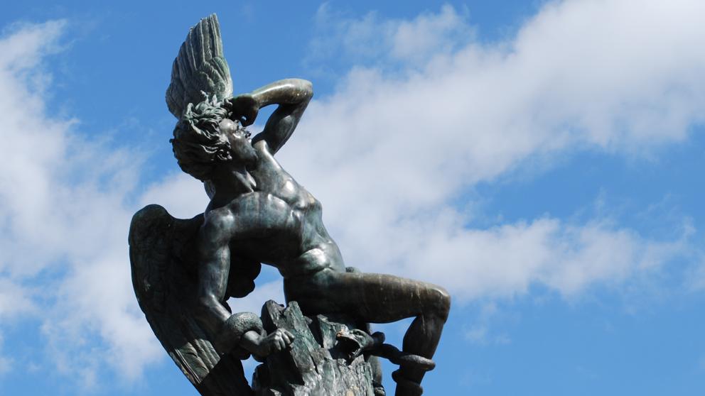 Estatua angel caído retiro Madrid