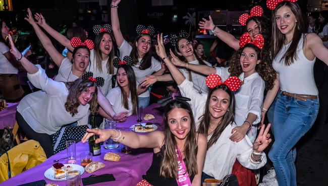 chicas en despedida en el centro de Madrid