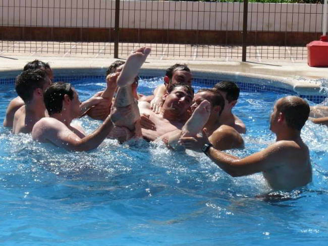 Foto de despedida de chicos en piscina en Aventura Fiesta