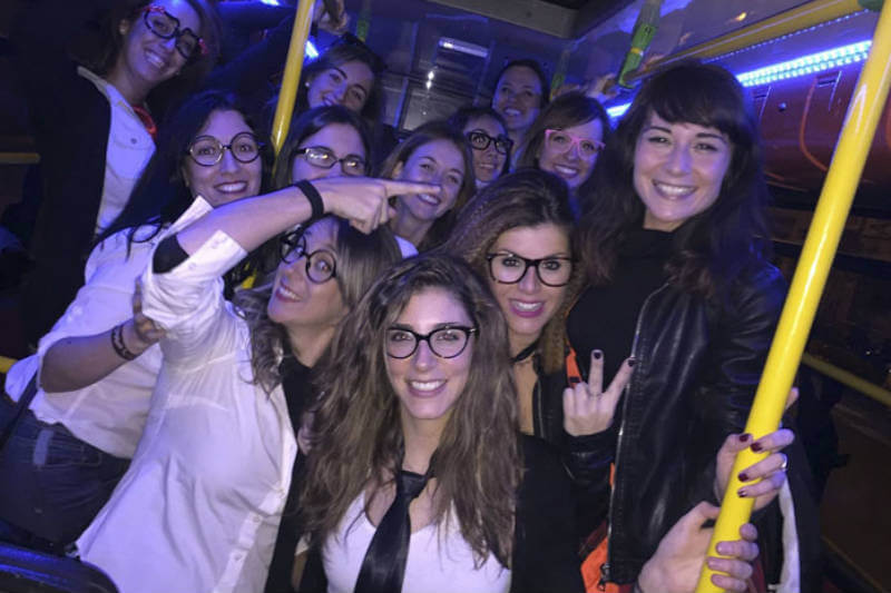 Chicas en una despedida en partybus
