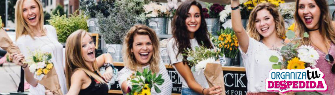 Chicas riendo en despedida de soltera