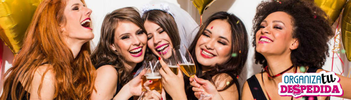 Amigas en despedida tomando copa de champagne