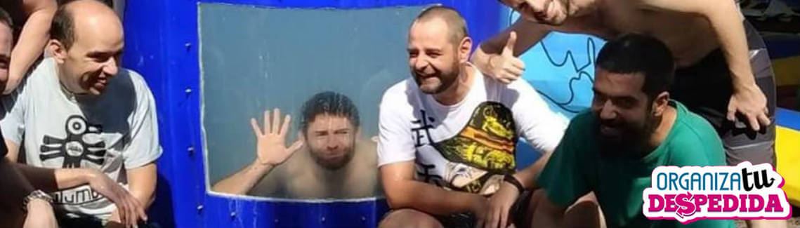 Chico en un cubo de agua con amigos en complejo rural para despedidas