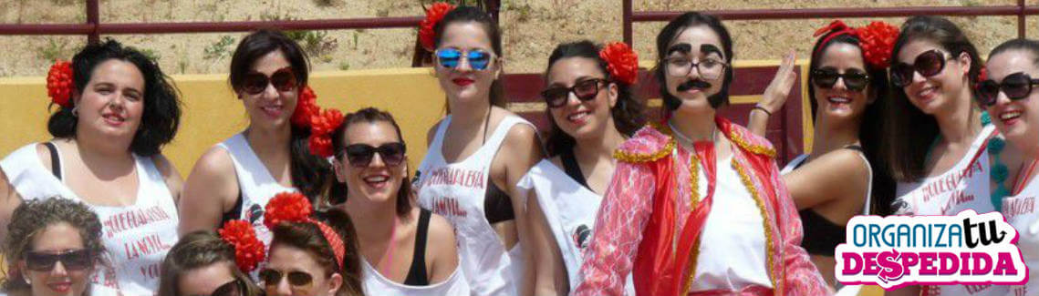 Chicas vestidas de torera en casa rural para despedidas