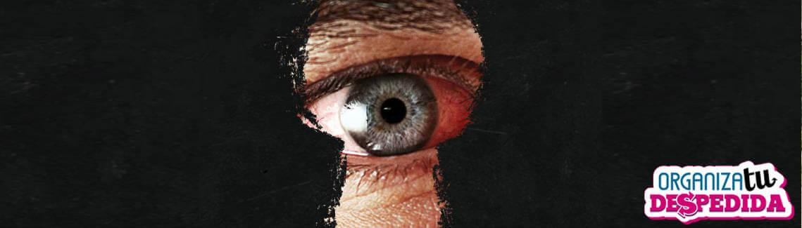 Ojo mirando desde una cerradura