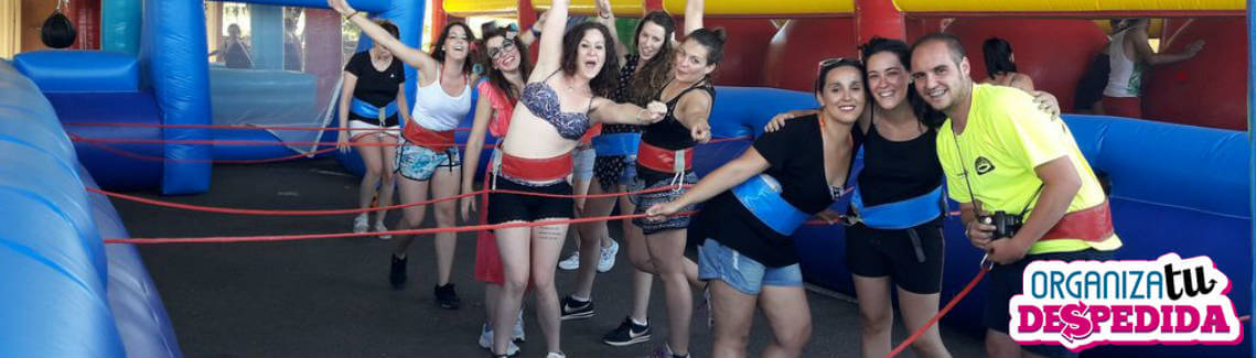 Chicas jugando a futbolin humano en complejo rural para despedidas