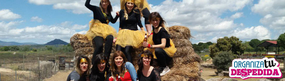 Chicas en un complejo rural para despedidas posando para foto