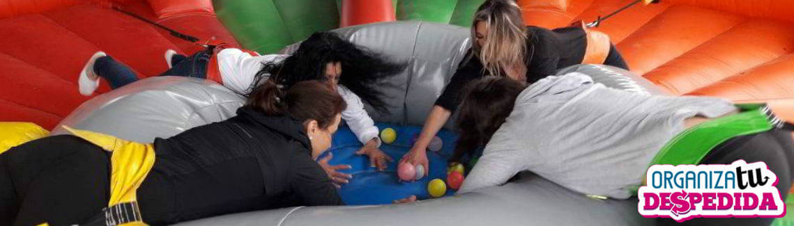 Chicas cogiendo bolas en el Tragabolas para despedidas