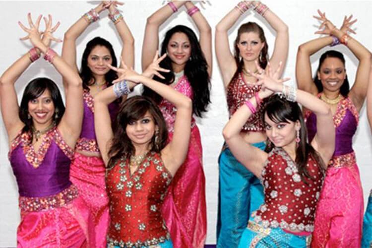 Despedida de soltera divertidas bailando al estilo Bollywood