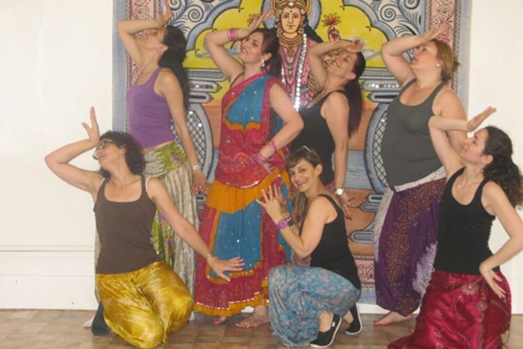 Despedida soltera divertida bailando al estilo Bollywood